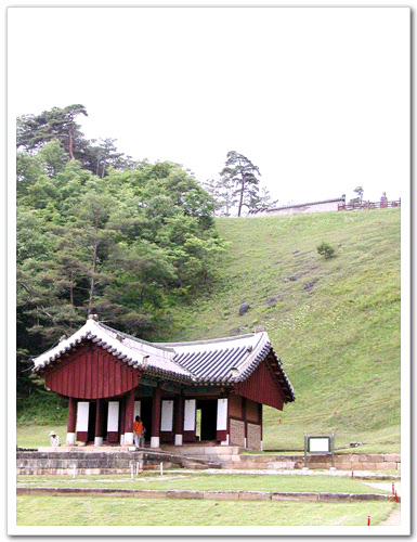 사진에 보이는 정자각과 같은 건물은 단종이 죽은 지 한참 후에야 들어선 것이다. 근 1백년간 단종의 무덤은 알려지지 않았고, 복위도 사후 2백 년이 흘러서야 이루어진다. 오른쪽 능선 위에 능과 담이 보인다. 